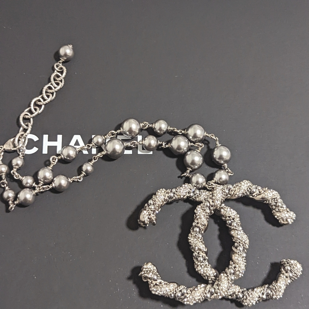 New! 2018 Chanel grey pearl necklace with XL crystal and pearl CC logo pendant